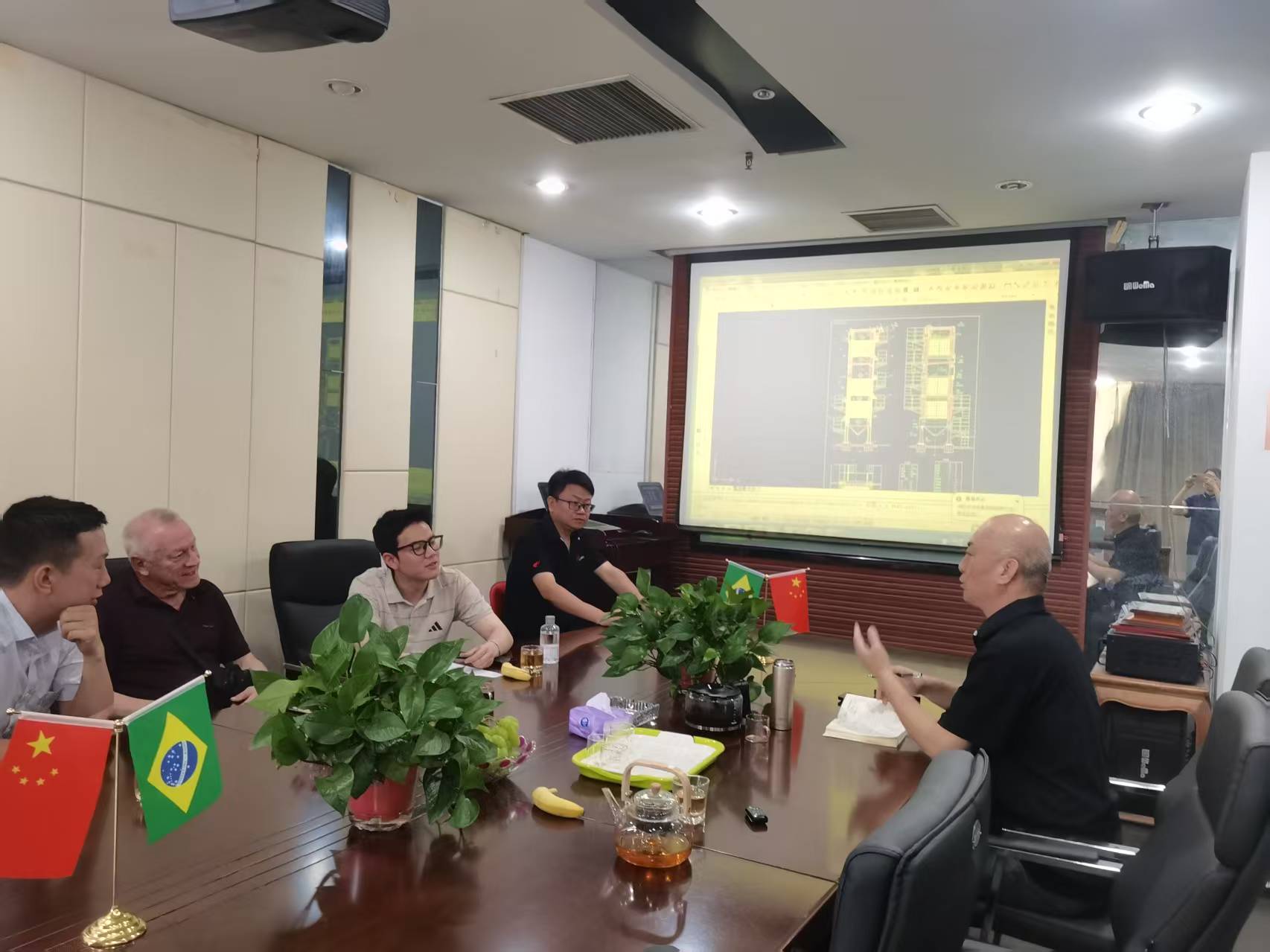 巴西客户莅临力威锅炉郑州营销中心考察交流!